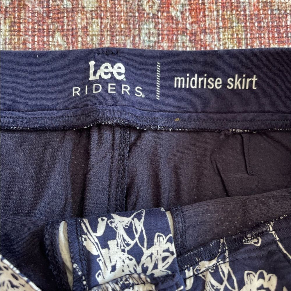 Women’s 6 Lee Riders mid rise Floral Navy and White Skort with pockets - Picture 4 of 11